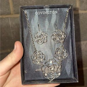 Flower necklace and earring set